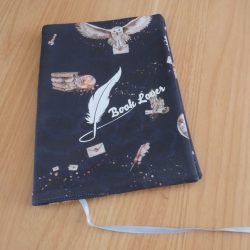 Couvre-livre fait main en tissu noir illustré fantasy avec chouettes, plumes et inscription "Book Lover", marque-page satin blanc