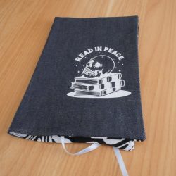 Couvre-livre fait main en jean gris anthracite avec motif sérigraphié skull "Read in Peace" et marque-page satin blanc
