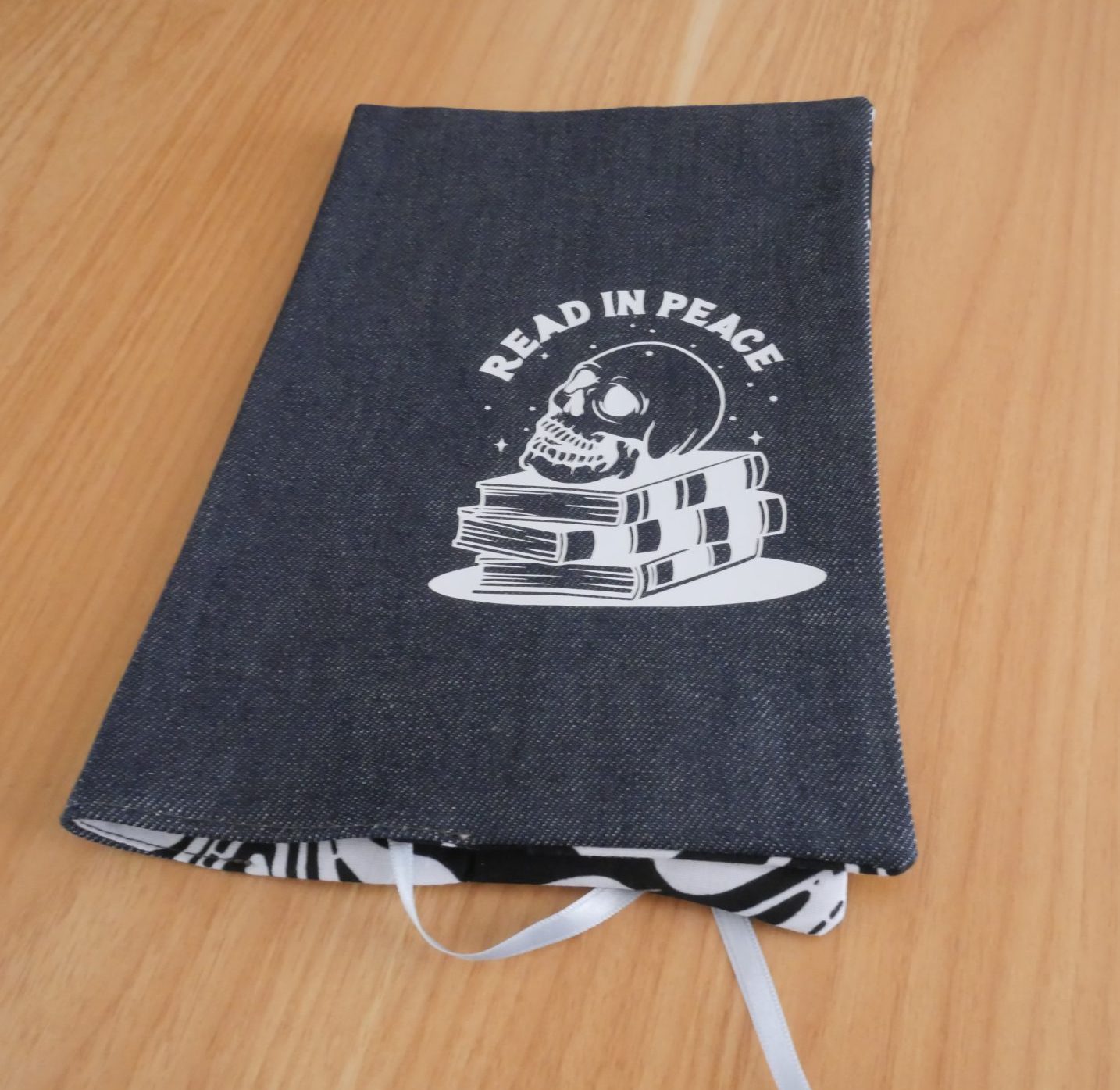 Couvre-livre fait main en jean gris anthracite avec motif sérigraphié skull "Read in Peace" et marque-page satin blanc