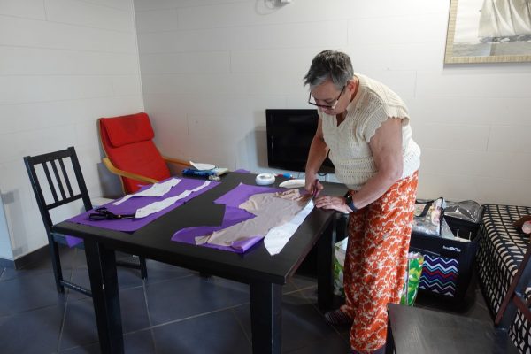 Découpe du tulle sur le patron d'un soutien-gorge pendant l'atelier lingerie