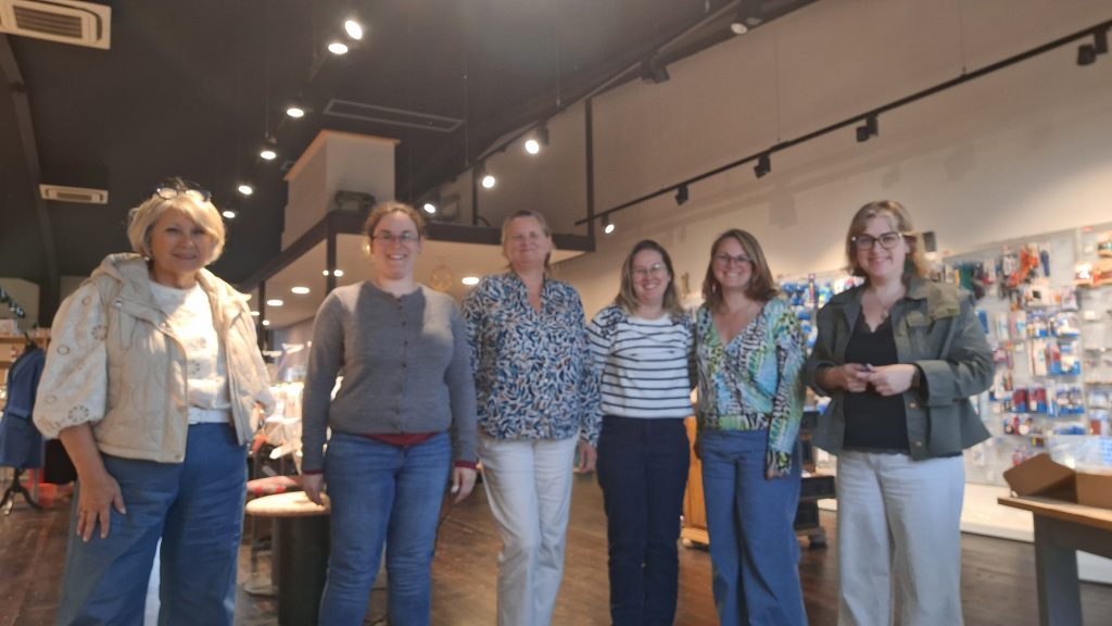 Groupe de participantes de l'atelier lingerie à la boutique Le Petit Lapin Rouge, à Boé (47)