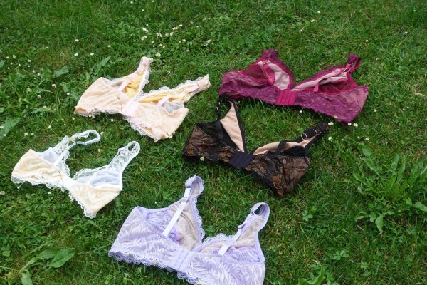 Soutiens-gorge en dentelle cousus pendant l'atelier lingerie, posés sur l'herbe