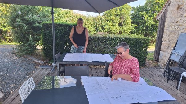 Découpe de patrons en terrasse pendant un stage couture dans le Cher