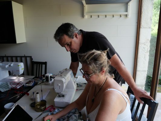 Accompagnement personnalisé à la machine à coudre pendant un stage couture