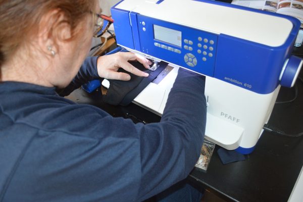Participante cousant sur une machine Pfaff pendant un stage couture