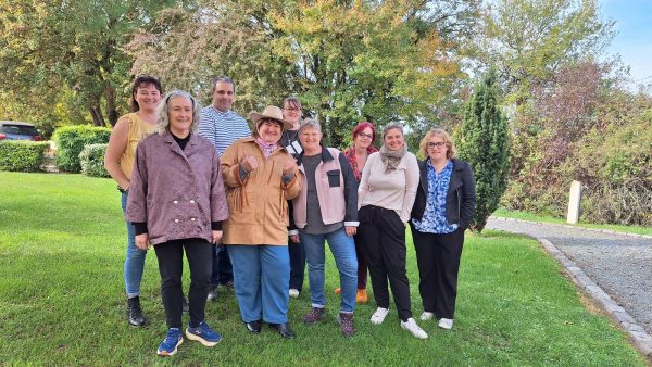 Participantes d'un stage couture dans le Cher portant les vestes qu'elles ont cousues