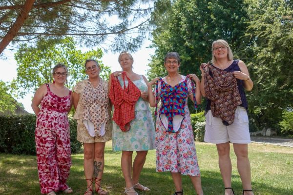 Participantes du stage couture maillots de bain présentant les maillots qu'elles ont cousus