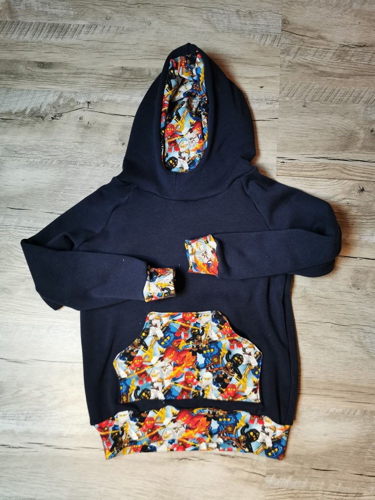 Sweat à capuche bleu marine cousu main, empiècements en tissu fleuri