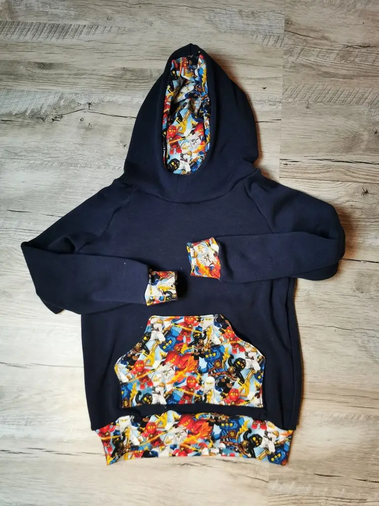 Sweat à capuche bleu marine cousu main, empiècements en tissu fleuri