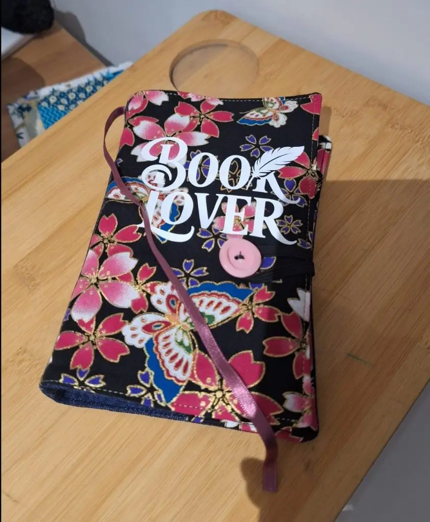 Couvre-livre fait main en tissu fleuri « Book Lover »