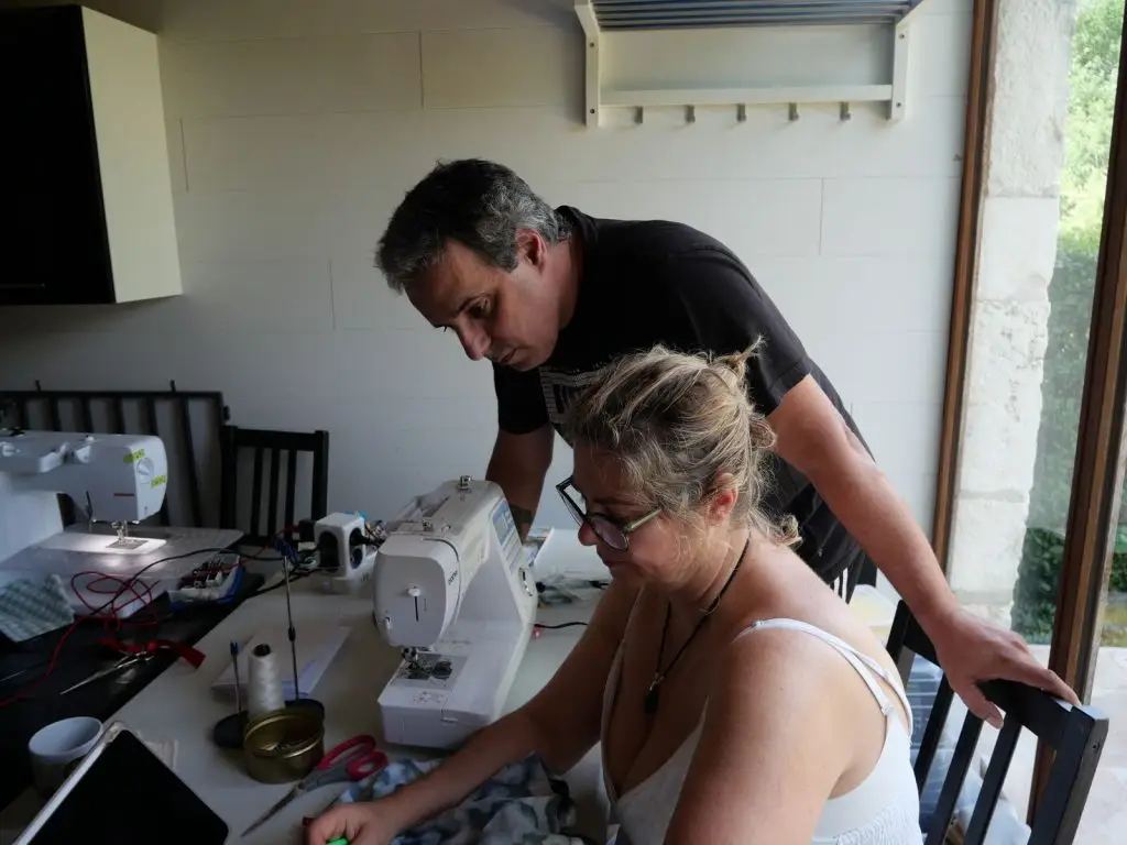 Aide à la machine à coudre pendant un stage couture dans le Cher