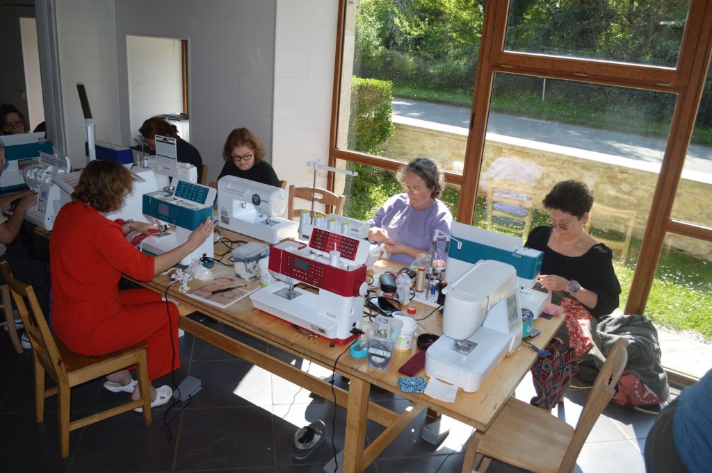 Salle d'atelier équipée de machines à coudre pendant un stage couture